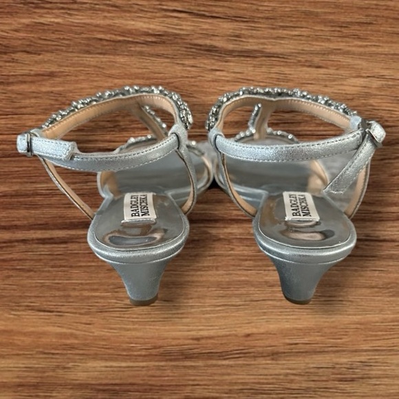 Women’s BADGLEY MISCHKA Silver T-Strap Yadira Wedge Leather Sandals, SZ. 6. - Picture 4 of 13